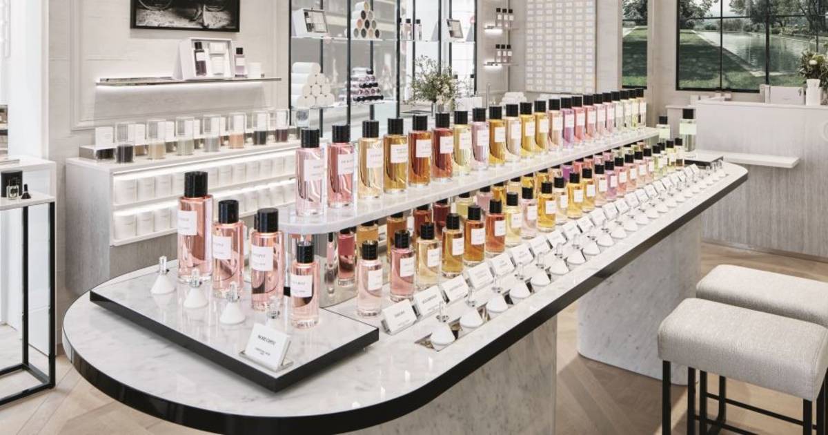 Click image for larger version  Name:	More_than_boutiques_Dior_Maisons_are_places_for_tasting_perfumes_copyright_Dior_1120_x_490.jpg Views:	3 Size:	147.9 KB ID:	204589